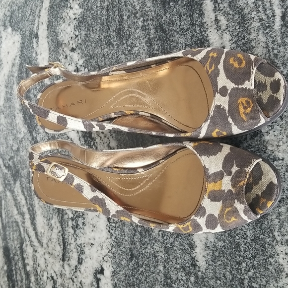 (9M) Tahari ❤ ❤ Animal Print Wedge ❤ Hot ❤ Summer ❤ Vacay ❤ - Picture 5 of 9